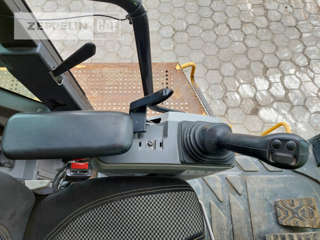 Pelle sur chenille Cat 390FL: photos 48
