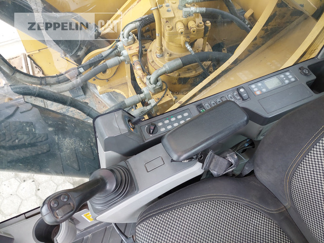 Pelle sur chenille Cat 390FL: photos 49
