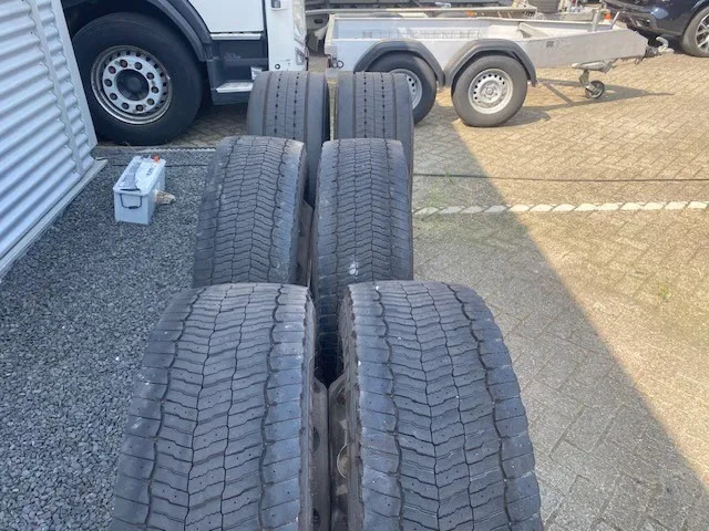 Michelin 355/50x22,5 - 2 stuks en 295/60x22,5 - 4 stuks - Pneu pour Camion: photos 4 Michelin 355/50x22,5 - 2 stuks en 295/60x22,5 - 4 stuks - Pneu pour Camion: photos 4