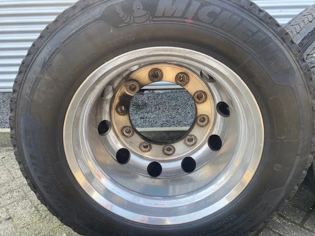 Michelin 355/50x22,5 - 2 stuks en 295/60x22,5 - 4 stuks - Pneu pour Camion: photos 3 Michelin 355/50x22,5 - 2 stuks en 295/60x22,5 - 4 stuks - Pneu pour Camion: photos 3